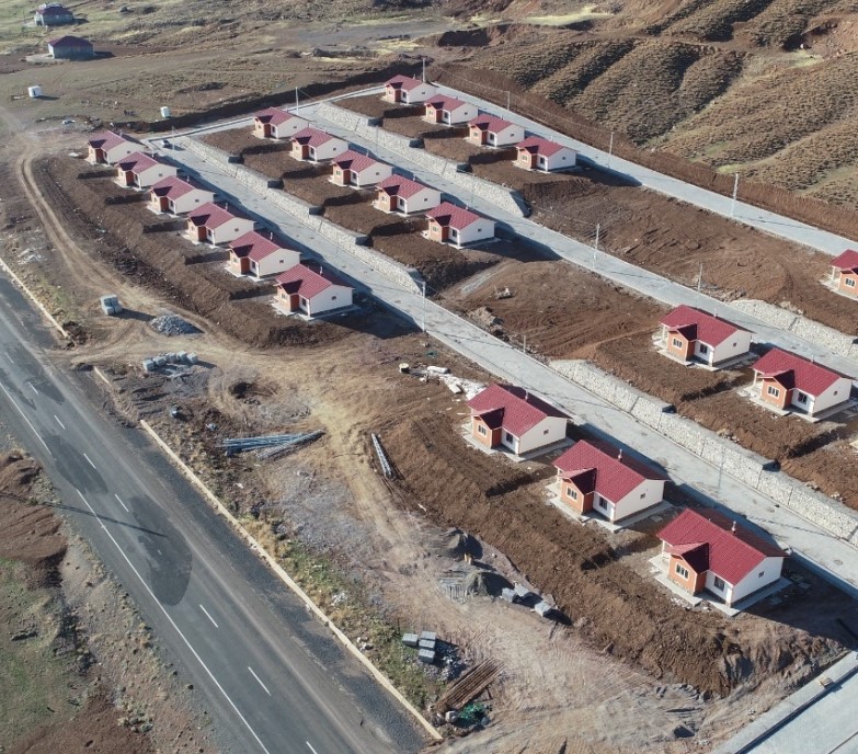 Bingöl İli Adaklı, Karlıova ve Yedisu İlçeleri 4 Etap 210 Adet Köy Evi ve 5 Adet Ahır İnşaatları İle Altyapı ve Çevre Düzenlemesi İşi